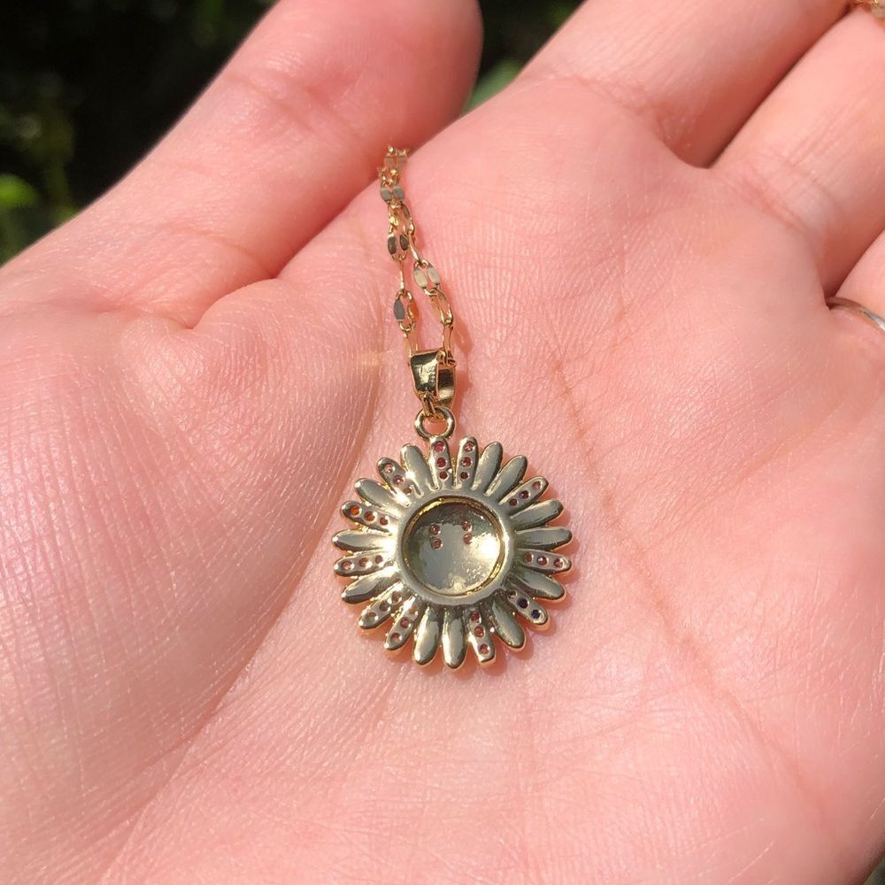 18k Gold Plated Flower Charm necklace - Picture 13 of 16
